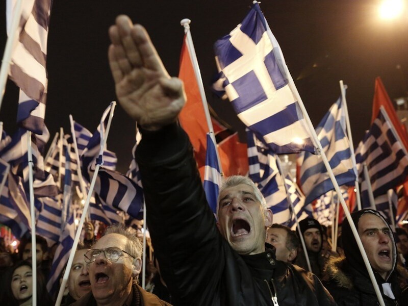 Aanhangers van de Gouden Dageraad, tijdens een bijeenkomst in Athene zaterdag.
