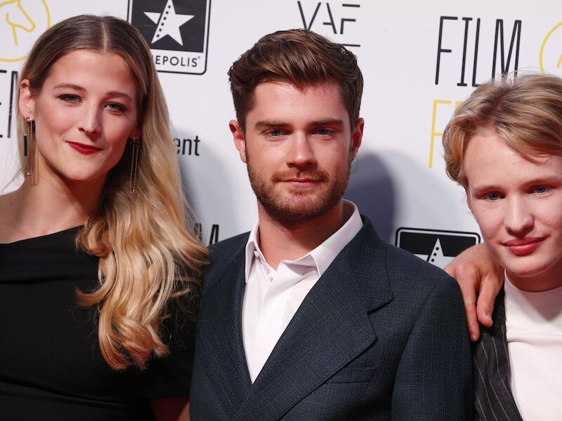 Regisseur Lukas Dhont (midden) en acteur Victor Polster (rechts) samen met Nora Monsecour, op wier verhaal de film ‘Girl’ gebaseerd is.