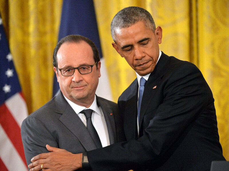 Obama omhelst Hollande tijdens een gezamenlijke persconferentie in het Witte Huis gisteren.