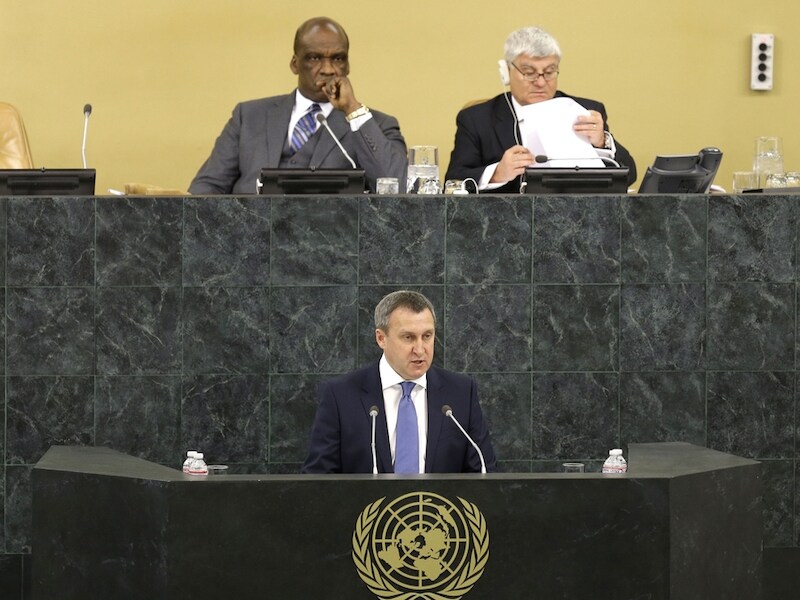 De Oekraïense ambassadeur voor de VN spreekt de Algemene Vergadering toe.