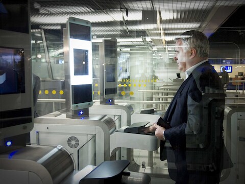 Nederlands Minister Leers start proef met poortjes voor geautomatiseerde paspoortcontrole op Schiphol.