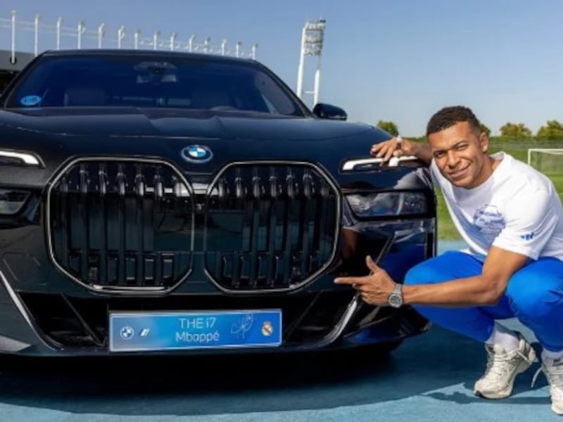 Hij blijkt ook maar een mens: waarom Kylian Mbappé zijn BMW i7 van 140.000 euro inruilt voor een kleiner en half zo duur exemplaar