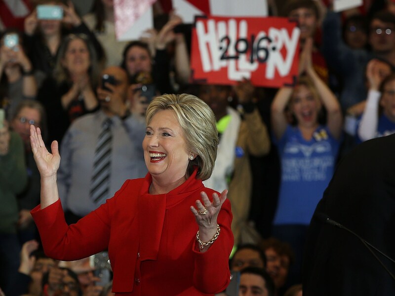 Hillary Clinton viert de uitslag met haar aanhangers.
