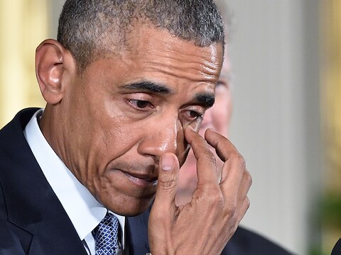Obama is in tranen wanneer hij het over de schietpartij in Sandy Hook Elementary School heeft.