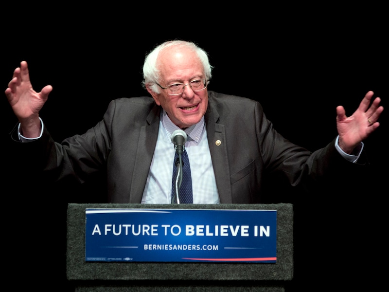 Bernie Sanders roept zijn aanhangers op om voor Hillary Clinton en Tim Kaine te stemmen.