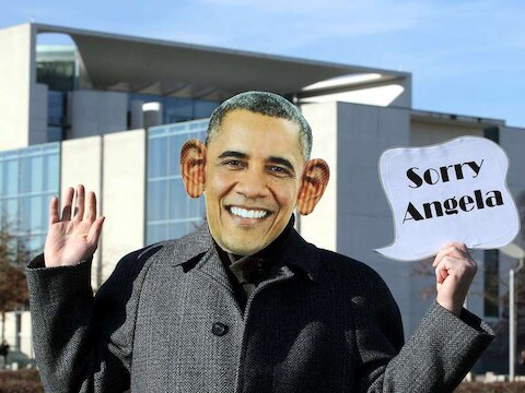 Een demonstrant met een masker van de Amerikaanse president Barack Obama.
