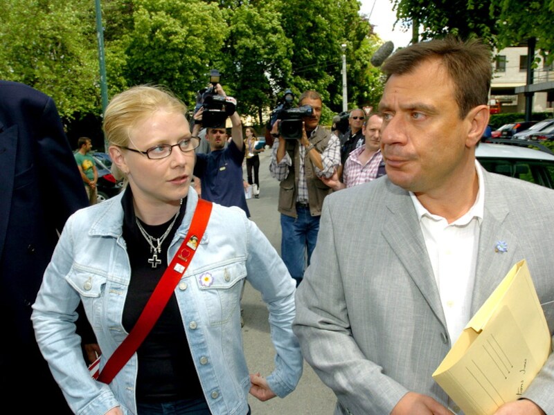 Jean-Denis Lejeune (R), vader van Julie, en Laetitia Delhez (L).