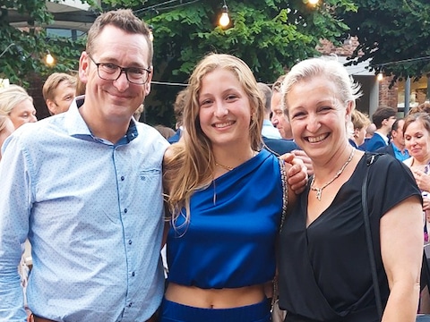 Lobke samen met haar ouders, Andrew en Katrien.