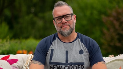 Alex Agnew openhartig over moeilijke band met zijn overleden vader in ‘Het huis’: “Ik zoek nog steeds zijn goedkeuring”