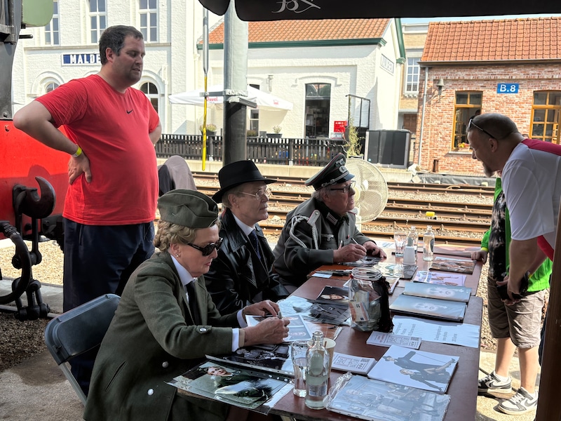Herr Flick, Helga en Lieutenant Gruber lokken massa volk naar stoomtrein in  Maldegem: “Dit is pure nostalgie” | Regio | HLN.be