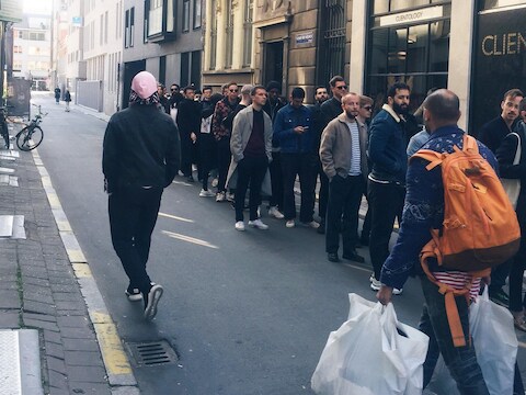 De rij bij de stockverkoop van Raf Simons.