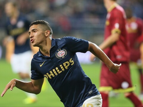 Bakkali loopt juichend weg na zijn fraaie treffer tegen Zulte.