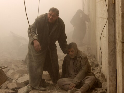 Een Syrische man helpt een gewonde man onder het puin vandaag in Aleppo, waar vandaag opnieuw luchtaanvallen zijn gepleegd.