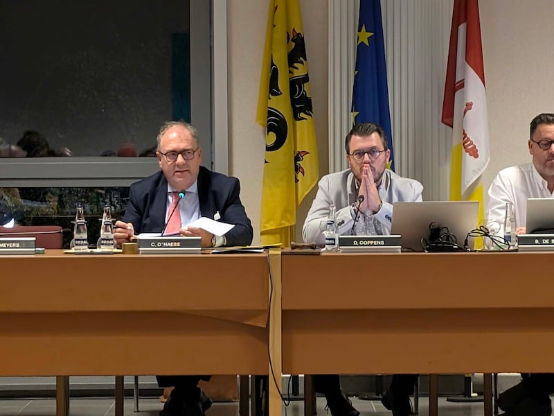 Burgemeester Christoph D'Haese en gemeenteraadsvoorzitter David Coppens in de gemeenteraad van Aalst.