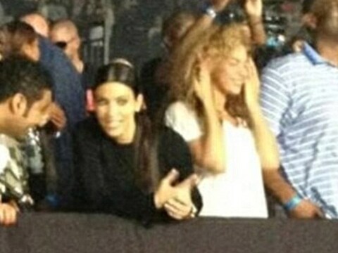 Beyoncé en Kim Kardashian genieten samen van het laatste Europese 'Watch The Throne'-concert van hun liefjes Jay-Z en Kanye West. © Twitter