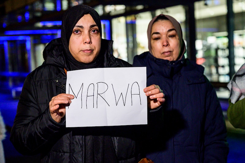 Familie protesteert aan UZ Antwerpen tegen stopzetten behandeling comateuze  Marwa (18): “We accepteren elke vorm van haar” | Antwerpen | HLN.be