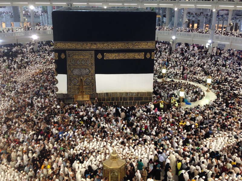 Moslim pelgrims lopen rond de Kaaba bij de Masjid al-Haram moskee in Mekka.