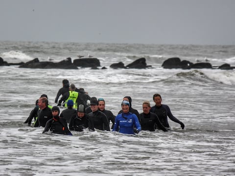 Aquawalking in de zee op de Oosteroever in Oostende