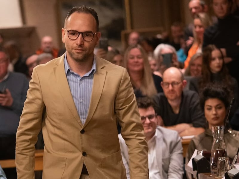 Frodo Van de Ven stapt uit fractie van N-VA Team Eddy en zetelt voortaan als onafhankelijke: “Steeds verder uit elkaar gegroeid”