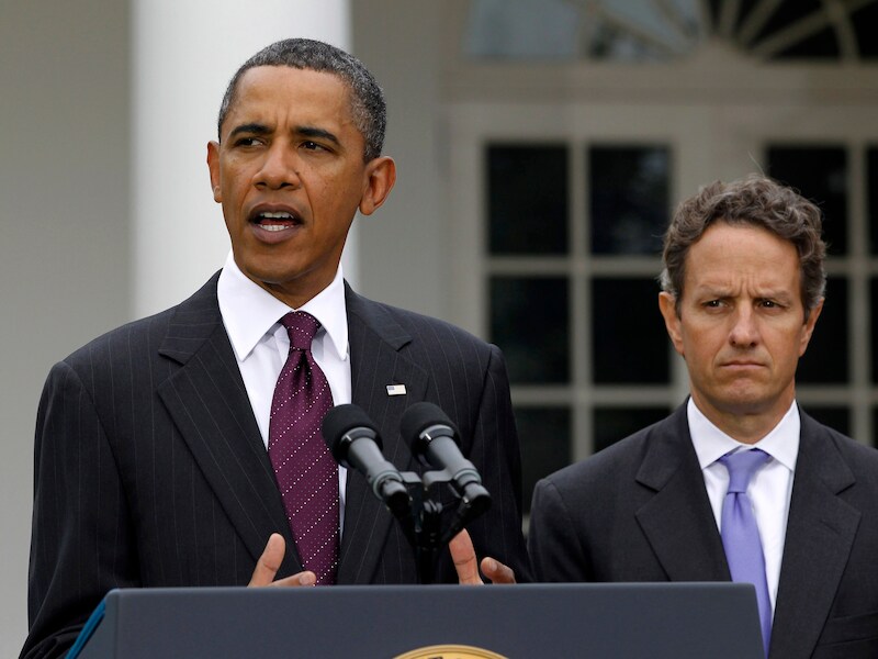Timothy Geithner (R) wil niet aanblijven als minister van Financiën.