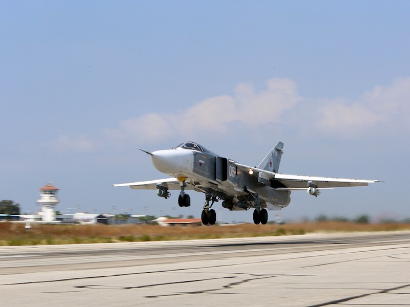 Een Russische SU-24M stijgt op vanop de luchtmachtbasis bij het Syrische Hmeimim.