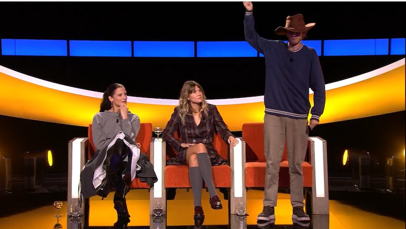 Felix begint prompt te dansen, nog voor de opdracht effectief begonnen is.