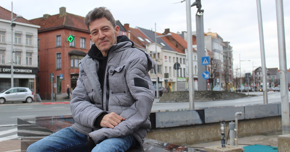 Zanger Fil Filips (55) verloor zijn arm, maar is nu klaar voor muzikale ...