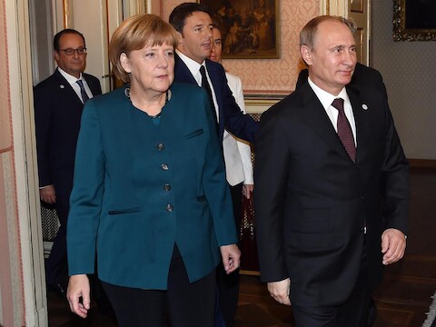 Duits bondskanselier Angela Merkel en de Russische president Vladimir Poetin plegen overleg over de crisis in Oekraïne in Milaan.