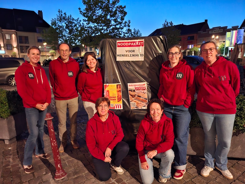 Het team van 11.11.11 Lichtervelde. Centraal thema dit jaar is menselijkheid. Om dat in de kijker te zetten, prijkt op de Markt tijdens de campagneweek een ‘noodpakket voor menselijkheid’. 