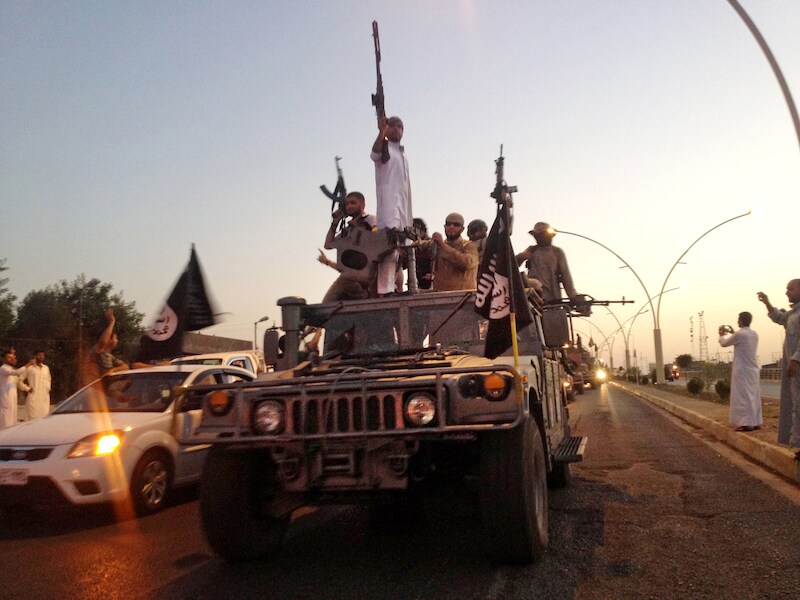 IS-leden houden met een buitgemaakte Humvee een overwinningsparade na de val van Mosoel in juni 2014.