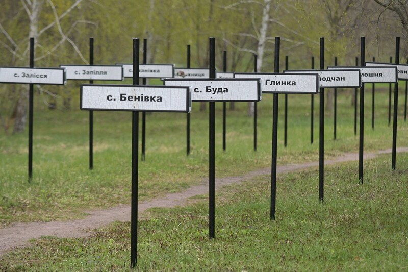 The 'Steeg van de Verlaten Dorpen', with the names of 162 communities, are installed at the door of the core ramp.