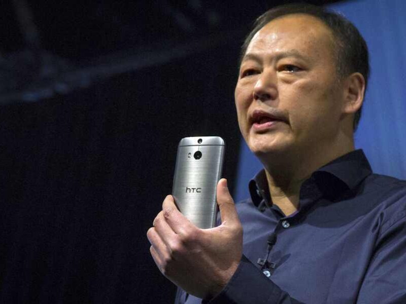 Topman Peter Chou toont de nieuwe HTC One.