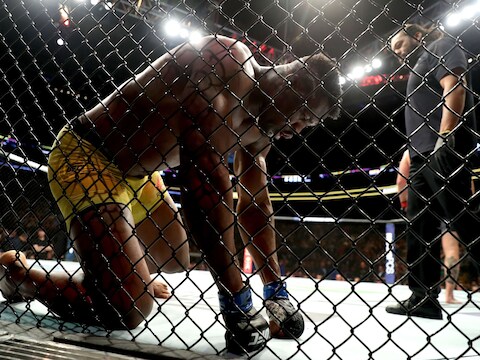 Francis Ngannou werd op de knieën gedwongen.