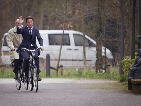 Premier Mark Rutte kwam vanochtend met de fiets toe bij het Catshuis, zijn officiële residentie.