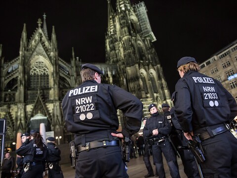 Duitse politieagenten patrouilleren voor de Dom van Keulen.