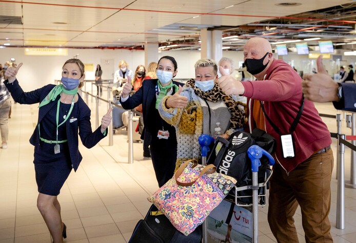Vanaf Schiphol vertrekken 189 vakantiegangers naar Rhodos voor een testvakantie.