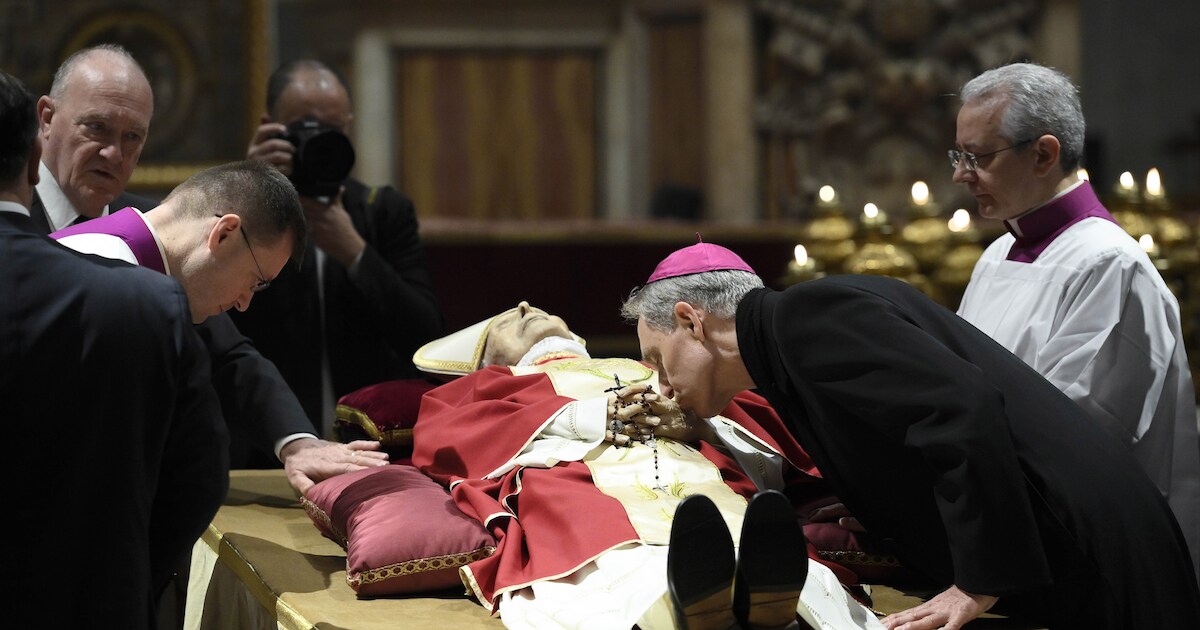 Daarom mag Benedictus niet gebalsemd worden | De Paus | HLN.be