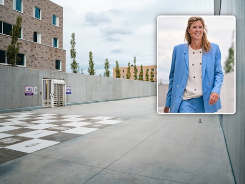 Minister van Justitie Annelies Verlinden (inzet) huldigde de nieuwe Antwerpse gevangenis op het Kiel in. Op de grote foto zie je een deel van de buitenruimte van de gevangenis.
