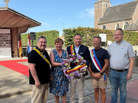 Het gemeentebestuur bracht een bloemenhulde aan het oorlogsmonument in buurdorp Meensel-Kiezegem. 