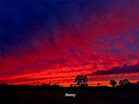 De hemel kleurde rood in het Oost-Vlaamse Lievegem.