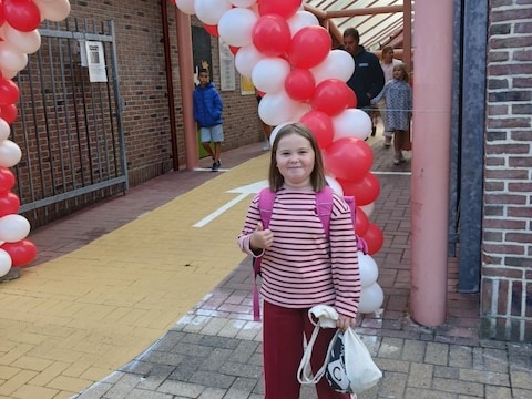 Valentina is klaar voor de eerste schooldag.