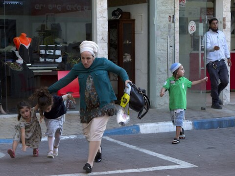 Een Israëlische familie vlucht naar een schuilkelder tijdens een luchtalarm.