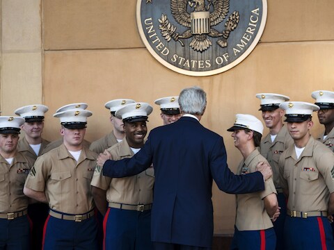 Minister van Buitenlandse Zaken John Kerry begroet mariniers op de Amerikaanse ambassade in Irak.