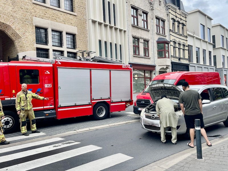 Rook onder de motorkap alarmeert automobilist in hartje Roeselare: verkeer tijdje gestremd