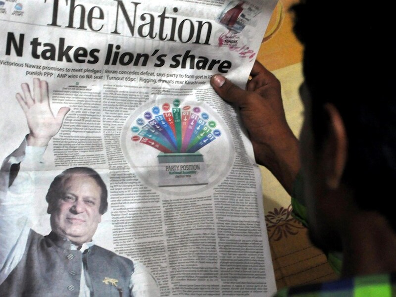 Een krantenartikel over de overwinning van Nawaz Sharif.