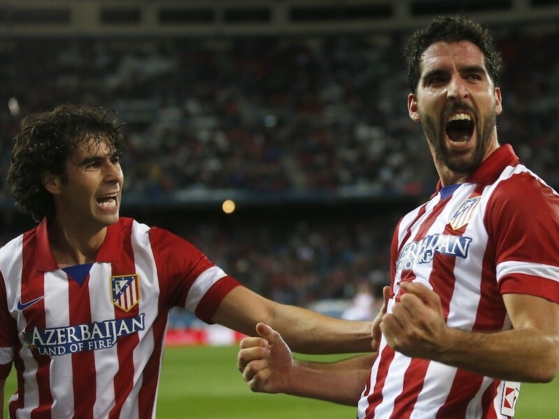 Raul Garcia viert zijn doelpunt met Tiago (l).