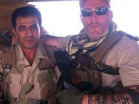 Nomad Ron (rechts) poseerde vorig jaar met Koerdische strijders in een bunker in Irak. Hij ging daar strijden tegen IS.
