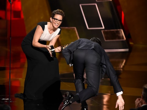 Jon Hamm kruipt het podium op.