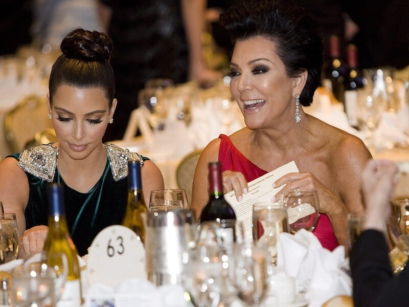 Moeder Kris Jenner (rechts), samen met dochter Kim Kardashian aan tafel.