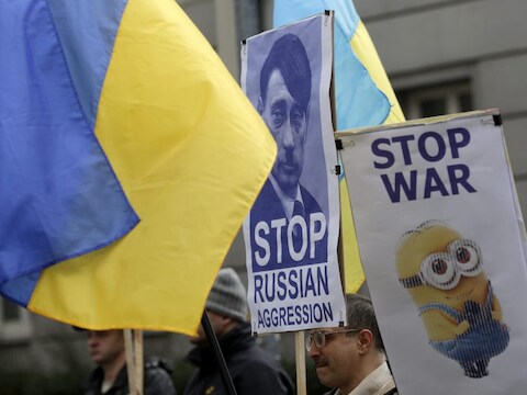 Oekraïeners demonstreren aan de Amerikaanse ambassade in Wenen.